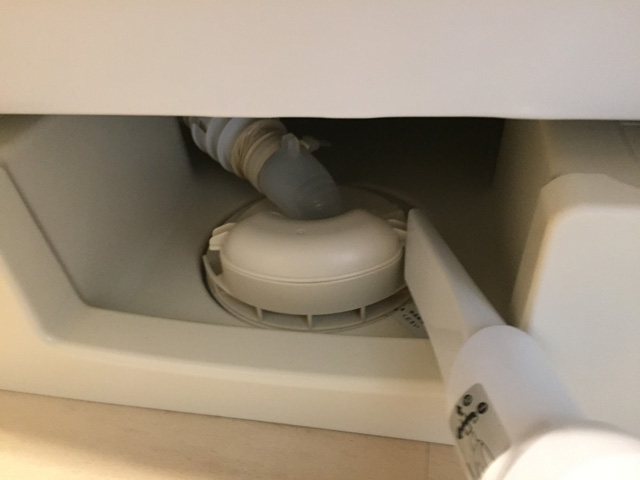 マキタ充電式クリーナCL106FD,隙間用ノズルで洗濯機の下を掃除