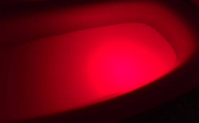 アクアライト,乳白色の入浴剤が入ったお風呂に赤色の光,防水バスライト,AquaLight,