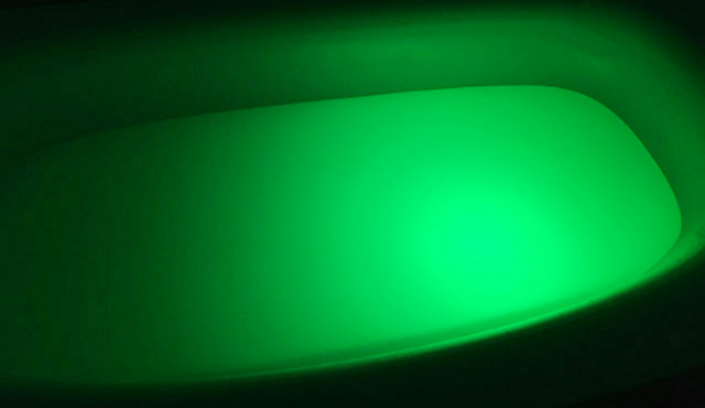 アクアライト,乳白色の入浴剤が入ったお風呂に緑色の光,防水バスライト,AquaLight,