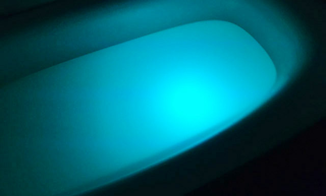 アクアライト,乳白色の入浴剤が入ったお風呂に青緑色の光,防水バスライト,AquaLight,