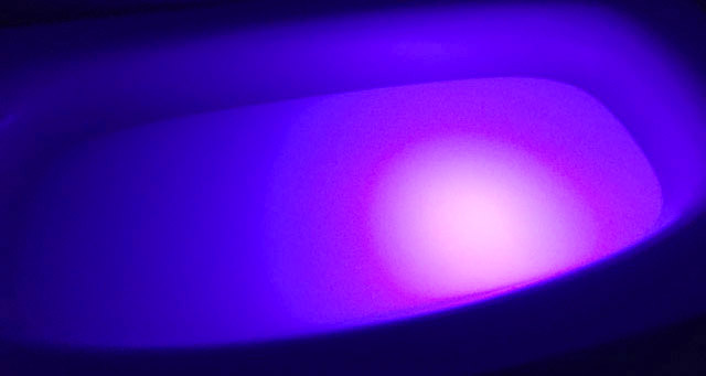 アクアライト,乳白色の入浴剤が入ったお風呂に青紫色の光,防水バスライト,AquaLight,