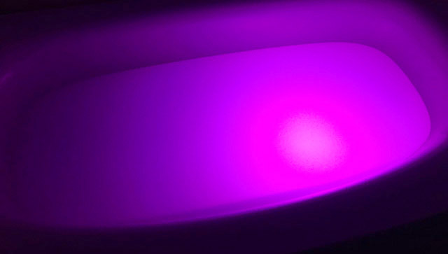 アクアライト,乳白色の入浴剤が入ったお風呂にピンク色の光,防水バスライト,AquaLight,
