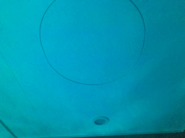 バスルームの天井に青色のアクアライトの光が反射している様子,防水バスライト,AquaLight,