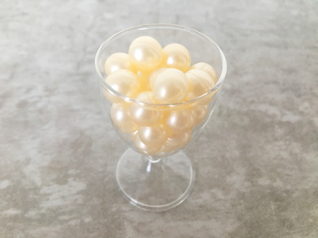 SWATi BATH PEARL WHITE,バスパール,透明でプラスチック製の小さなワイングラスの形をしたカップにバールが30粒入っている,