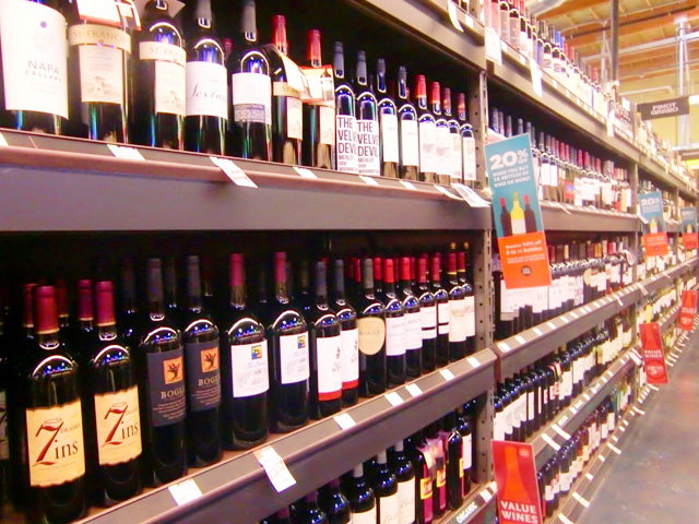 カイルアタウンのスーパーマーケット,ワインコーナーにワインのボトルがずらりと並んでいる